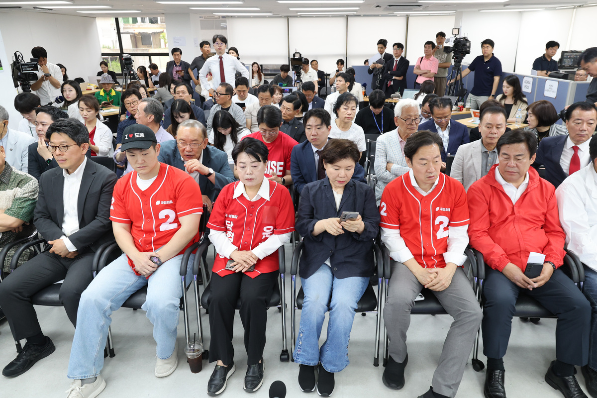 제9회 전국동시지방선거일인 3일 오후 서울 종로구 오세훈 국민의힘 서울시장 후보 선거사무실에서 김병민(왼쪽부터) 캠프 대변인, 김재섭 의원, 윤희숙 전 의원, 조은희 의원, 박수민 의원과 캠프 관계자들이 방송사 출구조사 결과를 시청하고 있다.