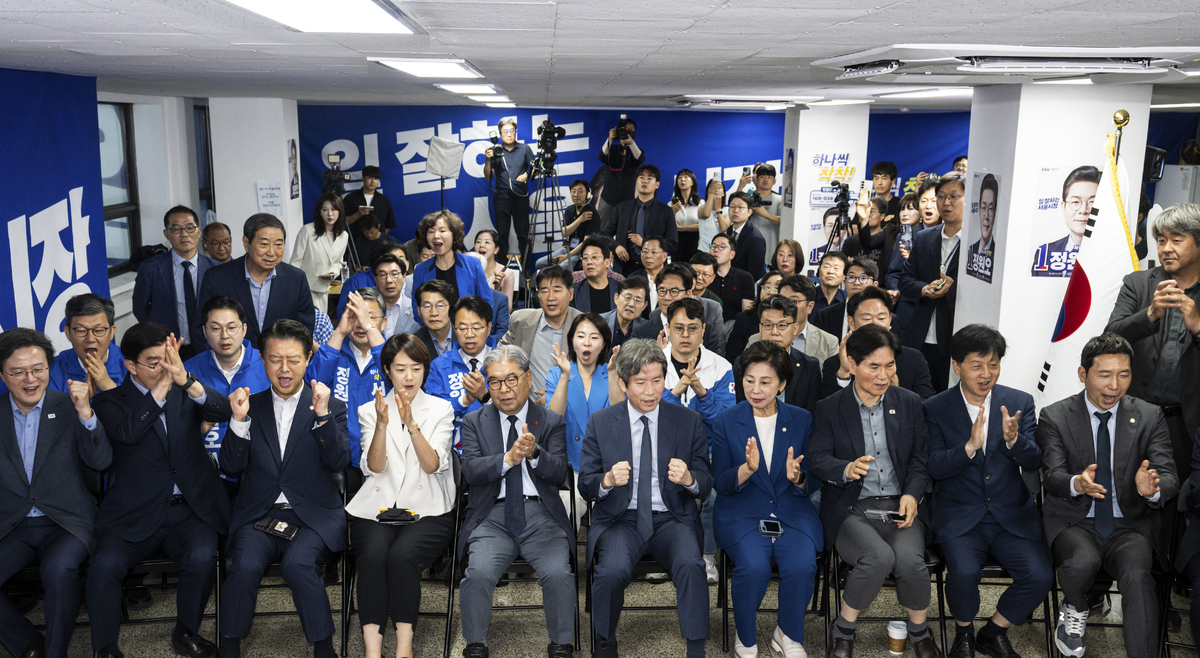 제9회 전국동시지방선거날인 3일 오후 서울 중구 세종대로 정원오 더불어민주당 서울시장 후보 선거상황실에서 참석자들이 방송사 출구조사 결과를 시청하며 환호하고 있다. 사진 앞줄 왼쪽부터 채현일 민주당 의원, 이해식 국회의원, 김영호 국회의원, 고민정 국회의원, 이재정 후원회장, 이인영 국회의원, 남인순 국회의원, 이용선 국회의원. (공동취재)