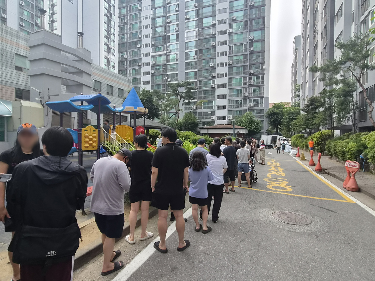 제9회 전국동시지방선거일인 3일 서울 송파구 가락2동 제3투표소에서 투표용지 부족으로 유권자들이 길게 줄지어 서 있다. 뉴시스