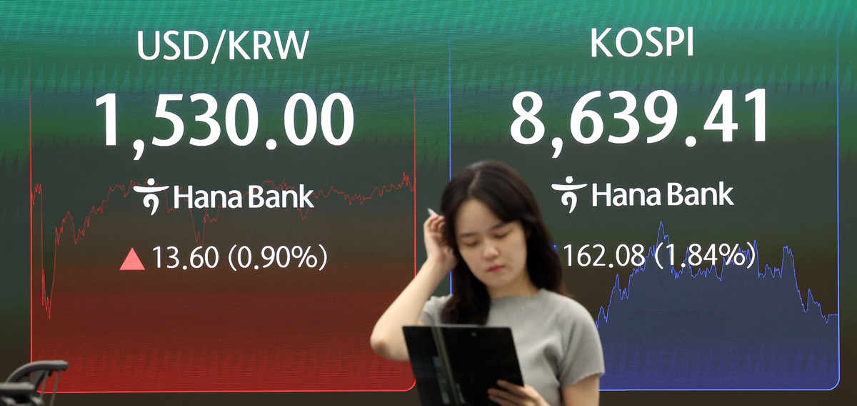 4일 오후 서울 중구 하나은행 본점 딜링룸 전광판. 사진=뉴시스