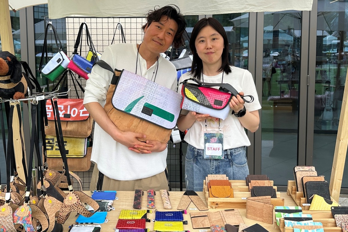 세계 환경의 날을 맞아 유통업계의 일상 속 탄소 저감 노력이 주목받고 있다. 롯데프리미엄아울렛 의왕점 잔디광장에서 진행되는 업사이클 팝업스토어에서 모델이 상품을 소개하고 있다. 롯데백화점 제공