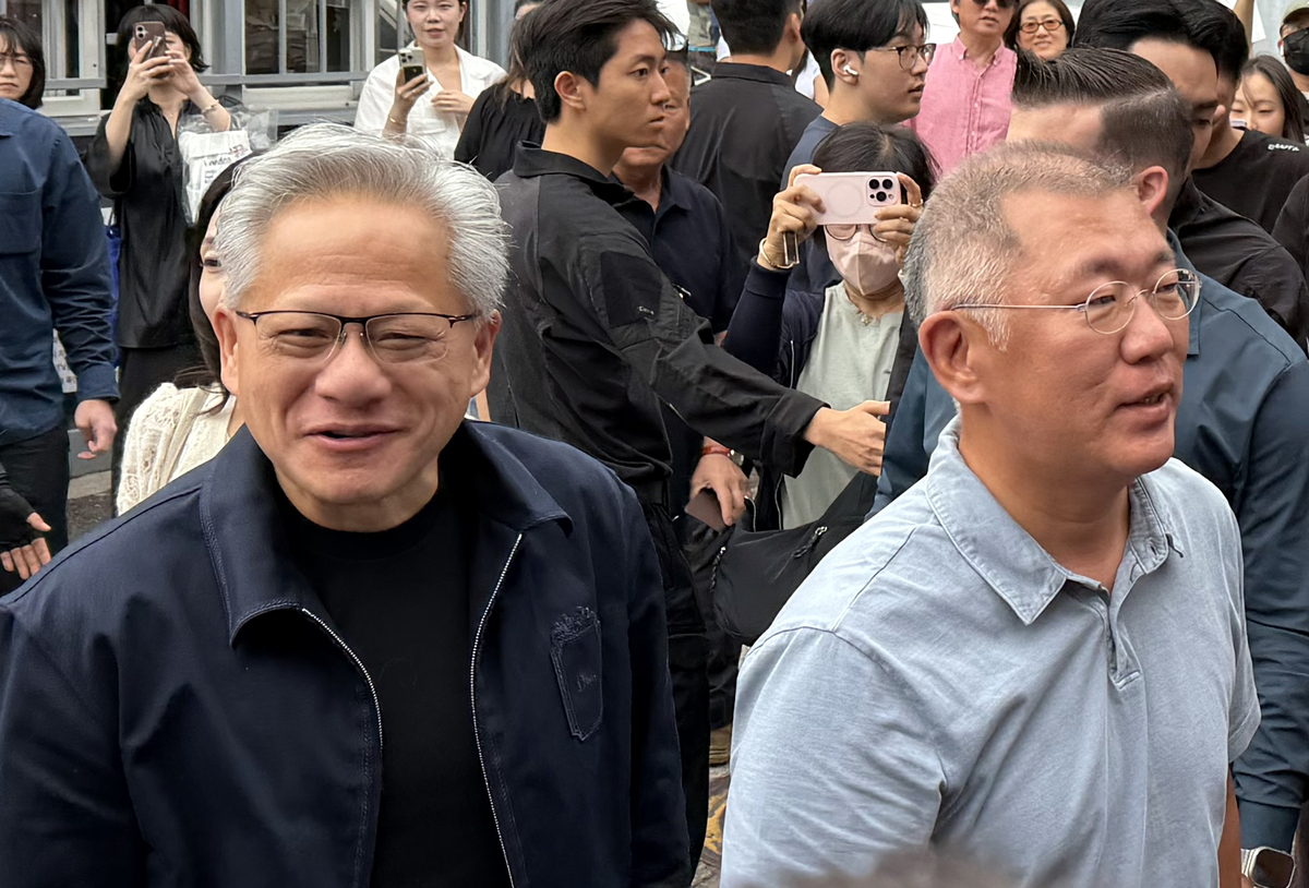 젠슨 황 엔비디아 최고경영자와 정의선 현대자동차그룹 회장이 7일 서울 을지로 우래옥에서 오찬 회동을 하기 위해 이동하고 있다. 독자제공