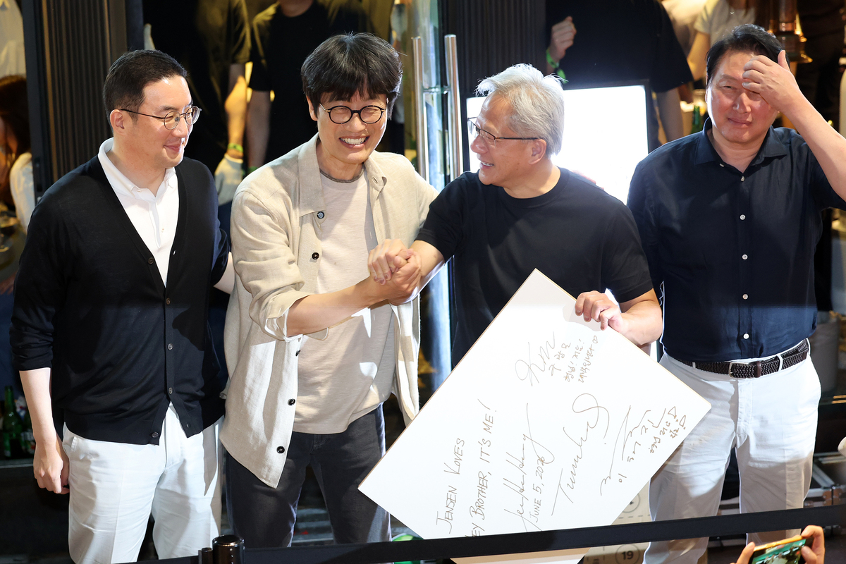 젠슨 황(왼쪽 세 번째) 엔비디아 최고경영자(CEO)가 지난 5일 서울의 한 고깃집에서 회동을 마친 뒤 이해진 네이버 이사회 의장과 손을 잡고 있다. 함께 회동한 최태원(오른쪽) SK그룹 회장과&nbsp;구광모(왼쪽) LG그룹회장이 밝게 웃고 있다. 뉴시스