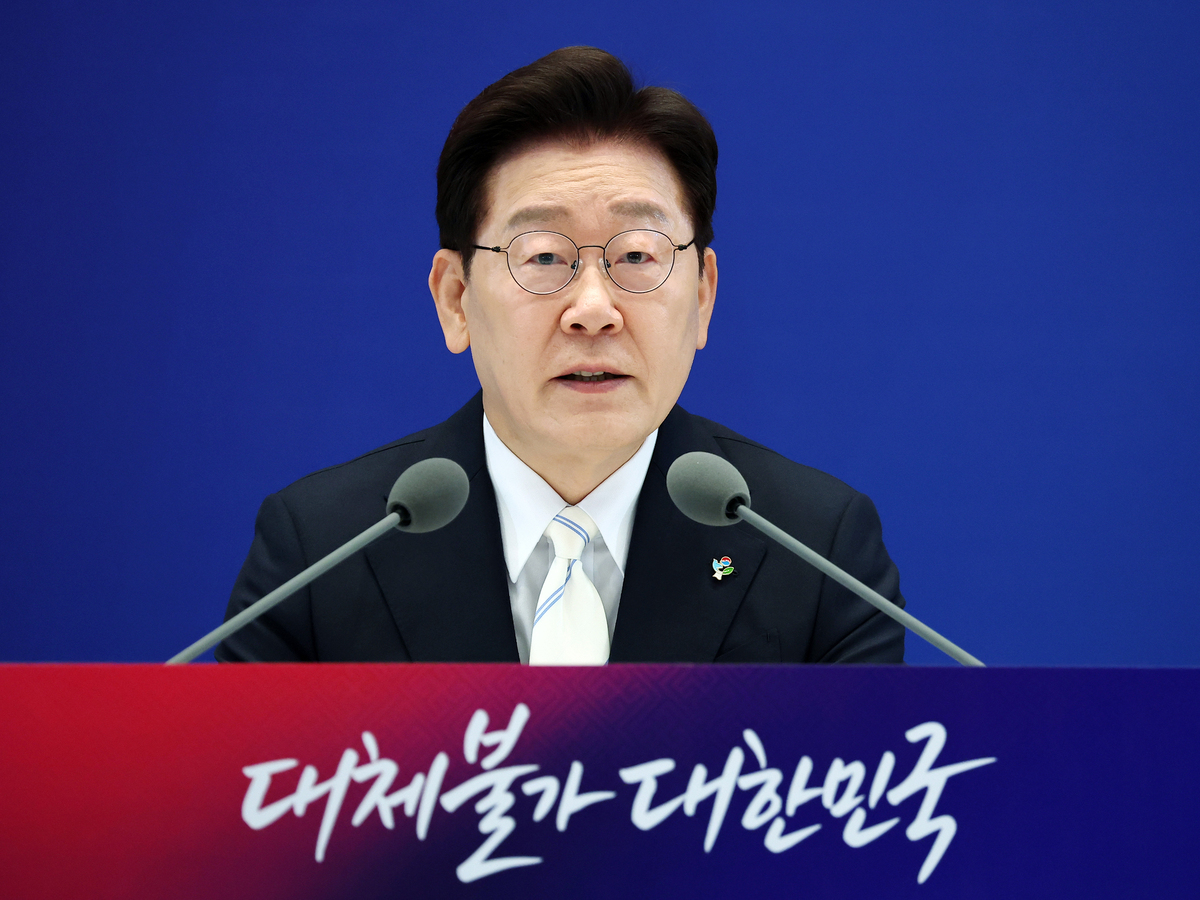 이재명 대통령이 8일 청와대 영빈관에서 열린 취임 1주년 기자회견 '대체불가 대한민국'에서 발언하고 있다.뉴시스