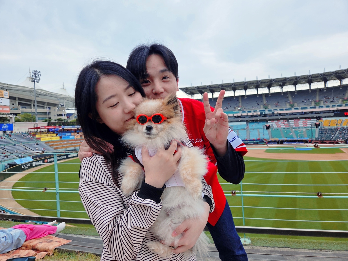 SSG 도그데이를 찾은 반려견 몽이와 보호자&nbsp;강서연-황지우 씨 커플. 박재림 기자