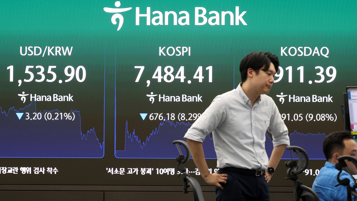 코스피가 전 거래일(8160.59)보다 676.18포인트(8.29%) 내린 7484.41에 마감한 8일 오후 서울 중구 하나은행 딜링룸 전광판에 종가가 표시되어 있다. 뉴시스