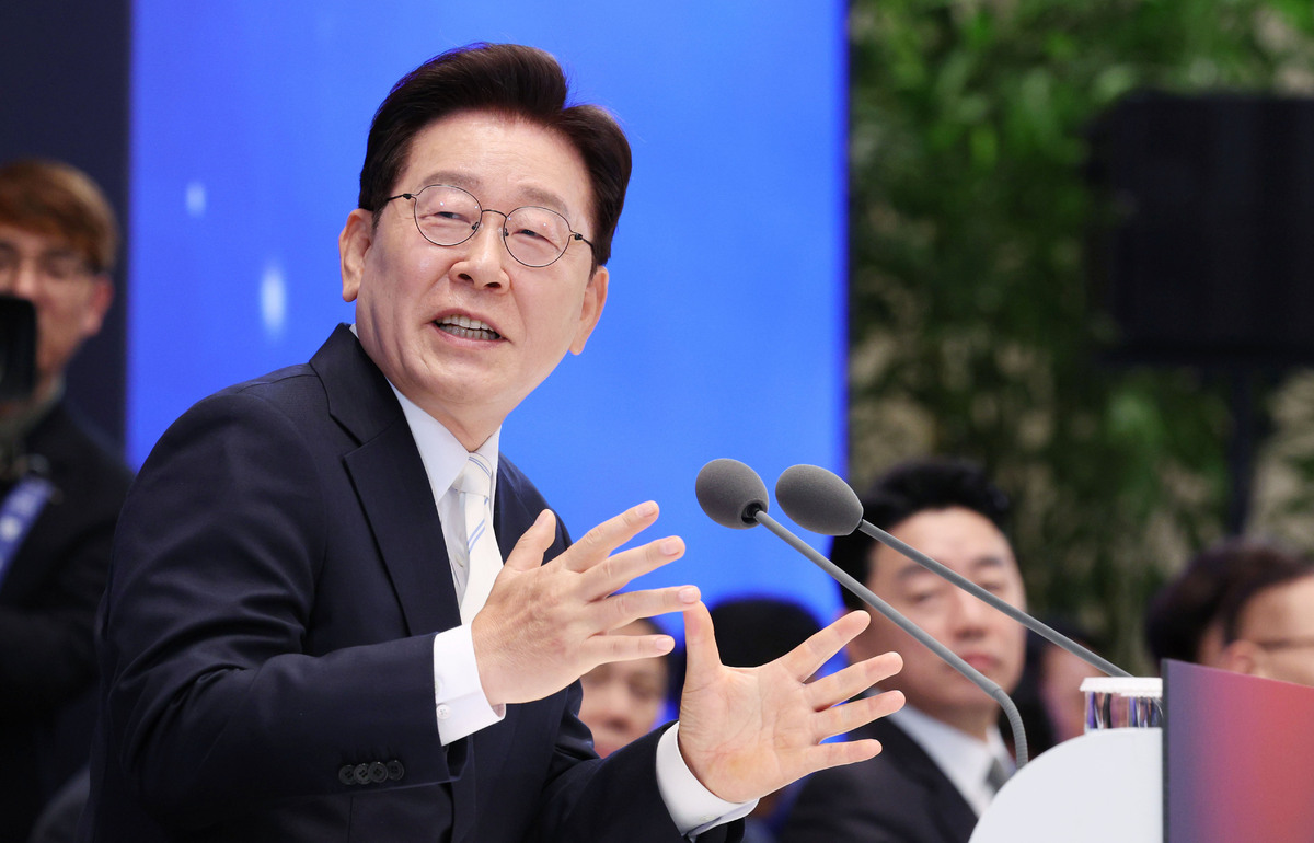 이재명 대통령이 8일 청와대 영빈관에서 열린 취임 1주년 기자회견에서 지역 격차와 청년 세대의 시간 불평등 문제에 대한 입장을 밝히고 있다. 뉴시스