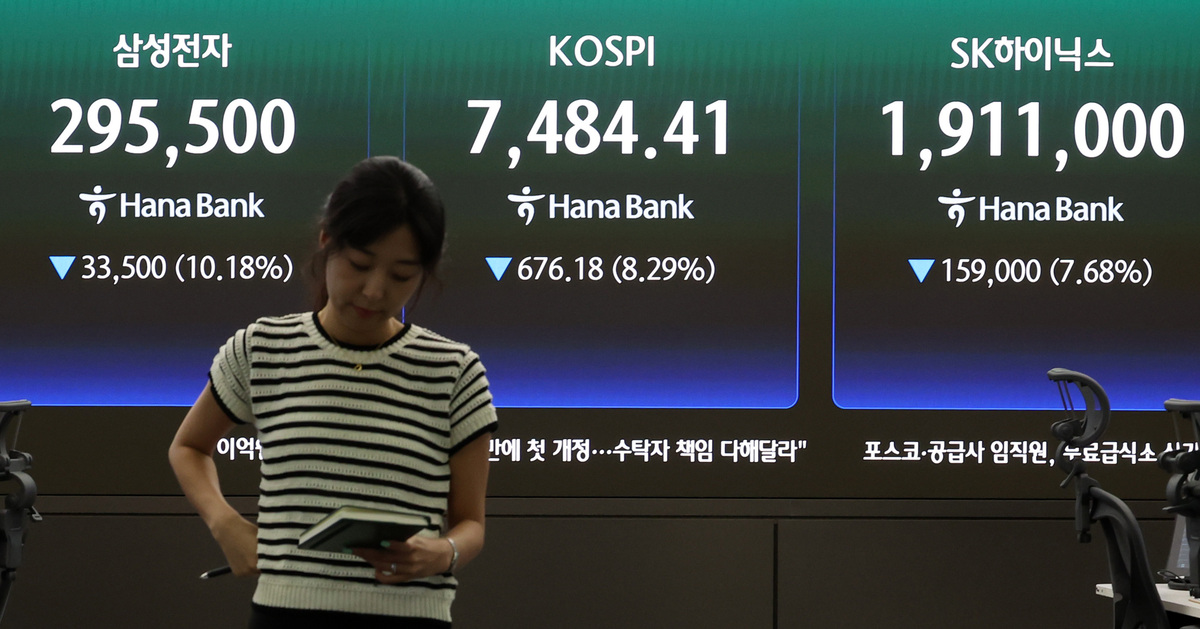 8일 오후 서울 중구 하나은행 딜링룸 전광판. 사진=뉴시스