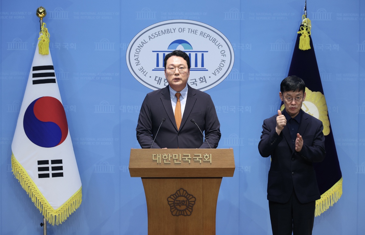 천하람 개혁신당 원내대표가 8일 서울 여의도 국회 소통관에서 열린 ‘선관위 사무차장, 선거일 투표용지 부족 관련 실태 및 대책 보고 및 재선거’&nbsp;관련 기자회견에서 발언을 하고 있다. 뉴시스
