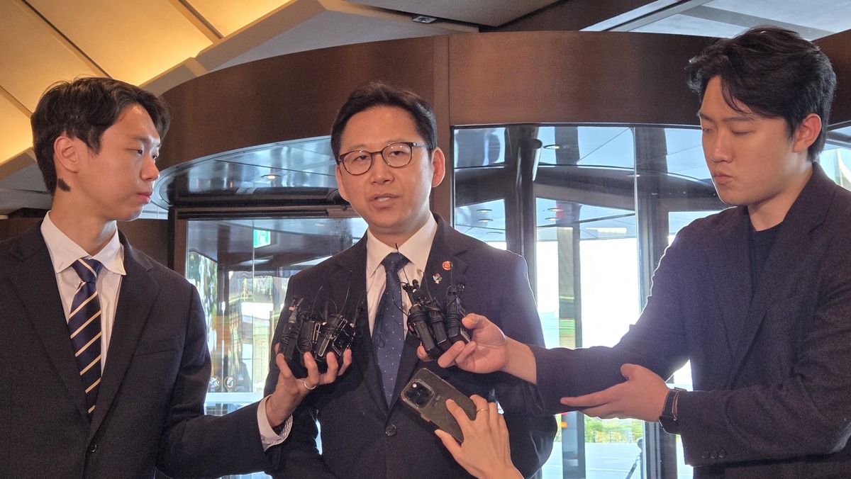 배경훈 부총리 겸 과학기술정보통신부 장관이 8일 젠슨 황 엔비디아 최고경영자(CEO)와의 간담회에 앞서 기자들과 만나 사전 브리핑을 하고 있다. 뉴시스
