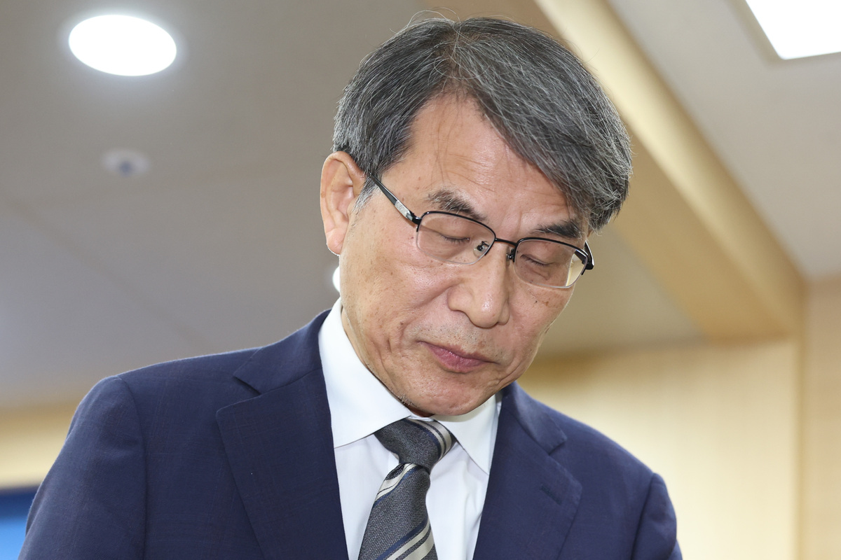 노태악 중앙선거관리위원장이 지난 5일 경기 과천 중앙선거관리위원회 과천청사에서 대국민 사과문 발표를 마친 뒤 이동하고 있다. 뉴시스