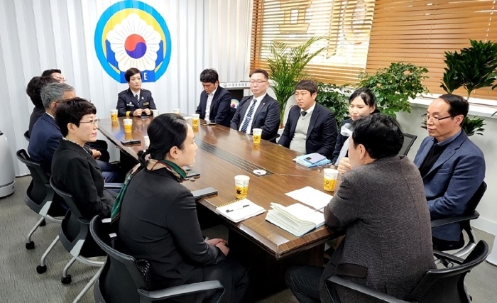 경우라이프 김원영 대표이사와 협력업체 대표간 소통간담회를 실시하고 있다. 사진=경우라이프 본사