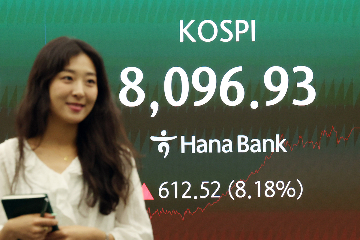 9일 오후 서울 중구 하나은행 딜링룸 전광판. 사진=뉴시스