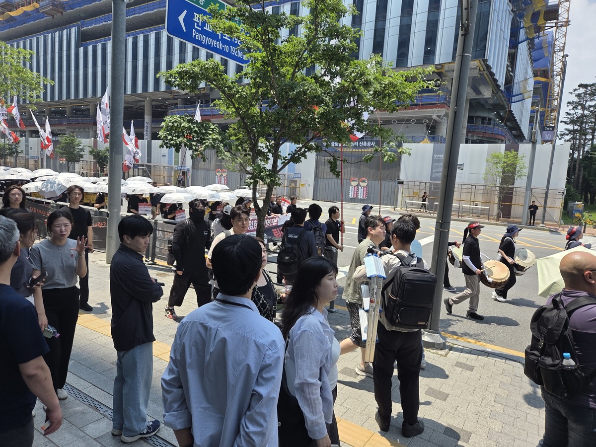 카카오 노조 조합원들의&nbsp;가두행진을 인근 타 회사 직장인들이 지켜보고 있다.&nbsp;박재림 기자