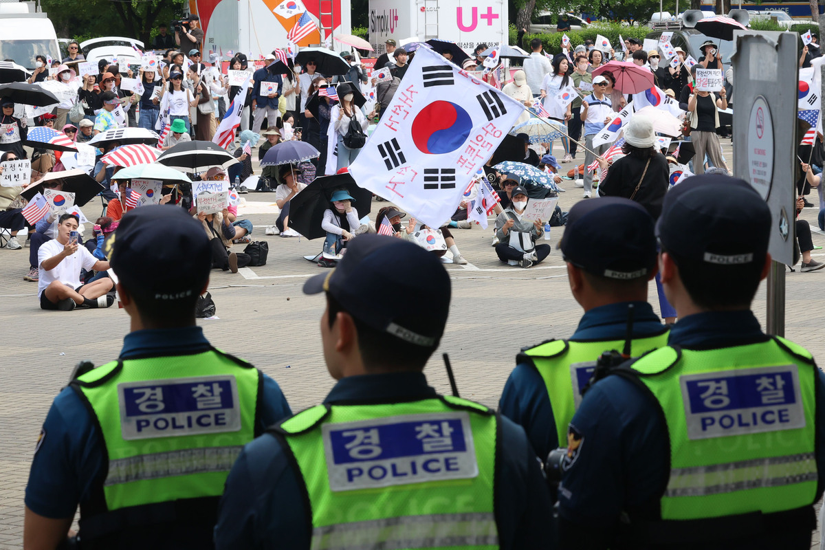 제9회 전국동시지방선거 투표용지 부족 사태에 항의하며 개표소 봉쇄 시위를 이어가고 있는 10일 서울 송파구 올림픽공원 핸드볼경기장에 설치된 개표소 앞에서 시민들이 구호를 외치고 있다. 뉴시스