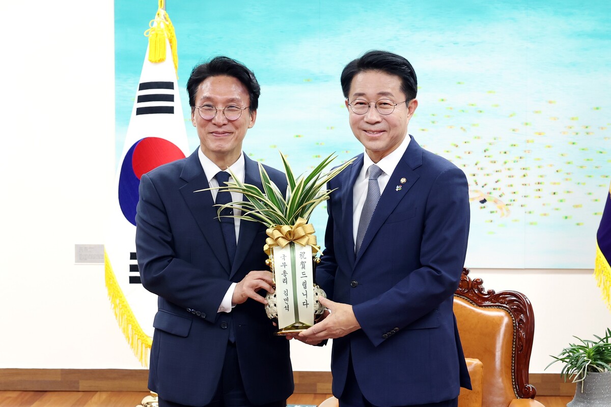 조정식 국회의장(오른쪽)은 10일 김민석 국무총리를 만나 국민 삶 개선과 경제 도약을 위해 행정부와 긴밀히 협력하겠다고 밝혔다. 국회 제공