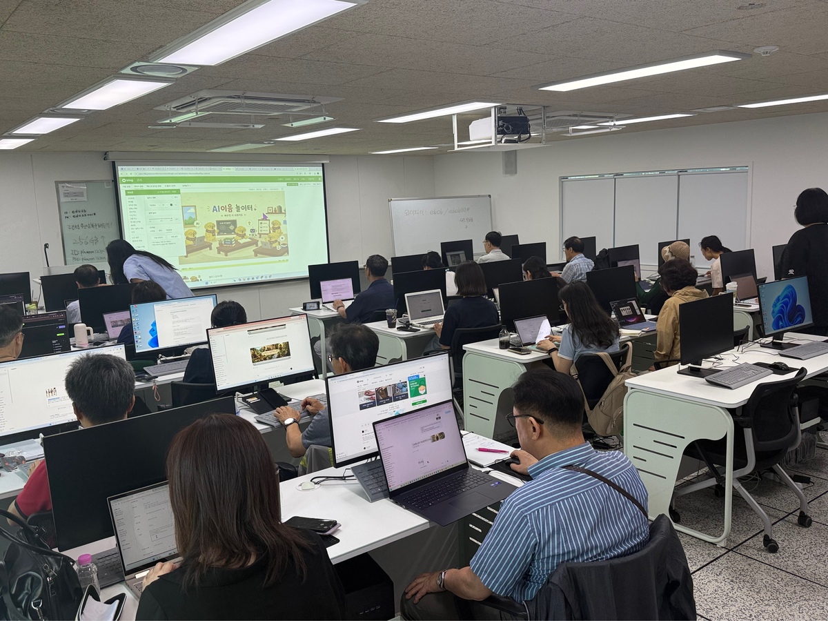 [AI가 바꾼 직업의 세계] [르포] 돋보기 고쳐 쓰고 독수리 타법 꾹꾹…중장년도 흔든 ‘AI’ 열풍