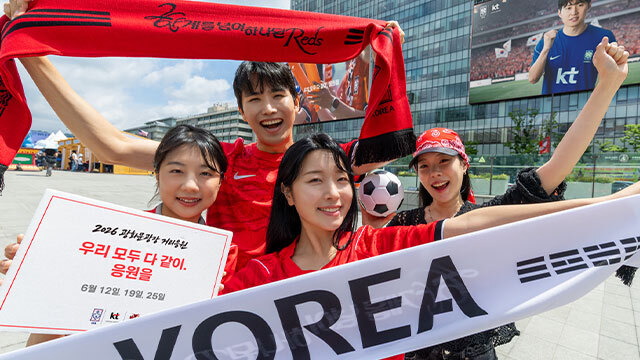 모델들이 KT 광화문 거리응원을 알리고 있다. KT 제공