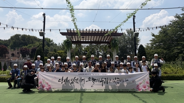 퍼스트가든 6.25 참전용사 초청 행사 단체 사진. 사진=퍼스트가든
