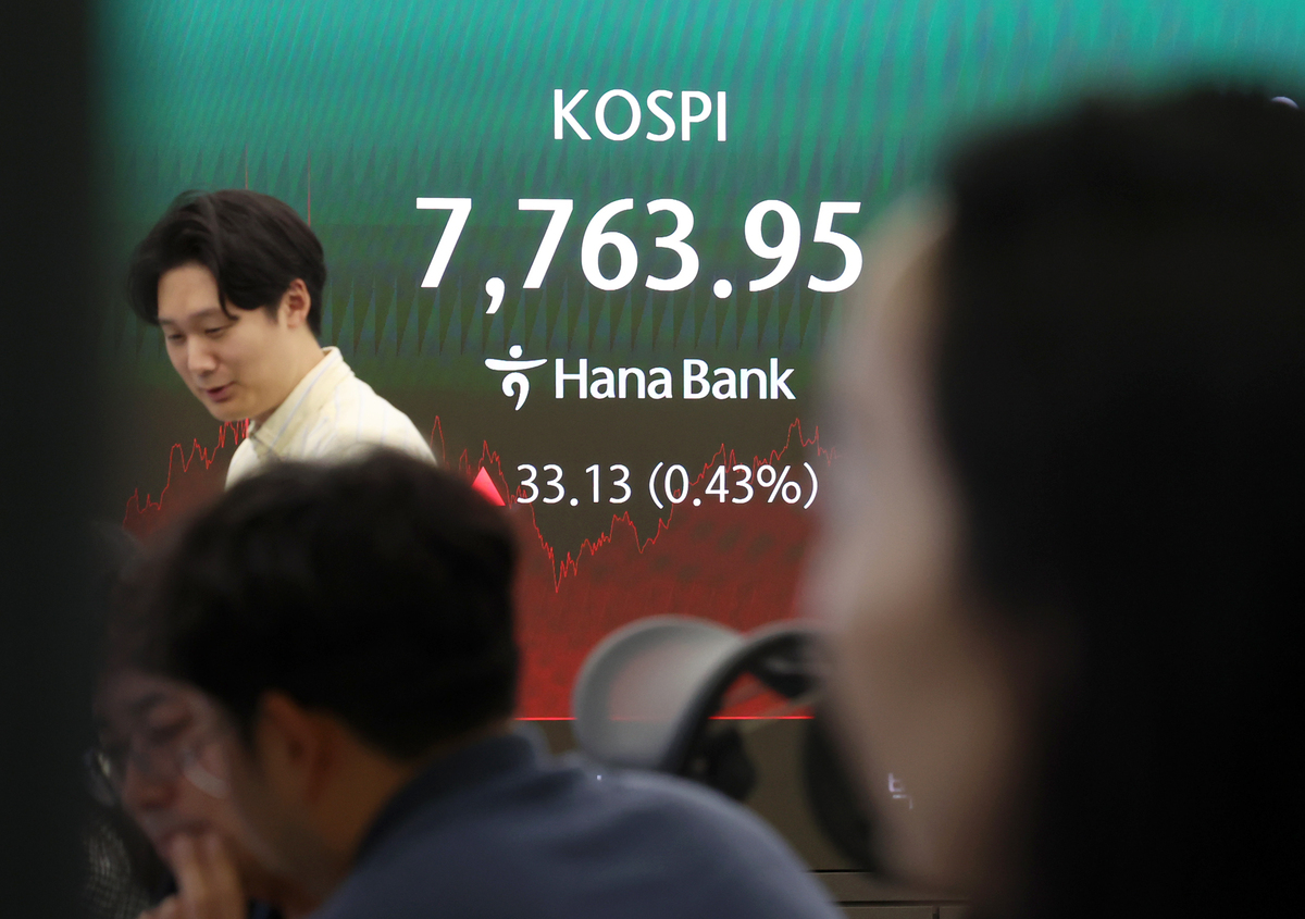 코스피가 전 거래일(7730.82)보다 33.13포인트(0.43%) 오른 7763.95에 장을 마감한 11일 오후 서울 중구 하나은행 딜링룸 전광판에 지수가 표시되고 있다. 뉴시스