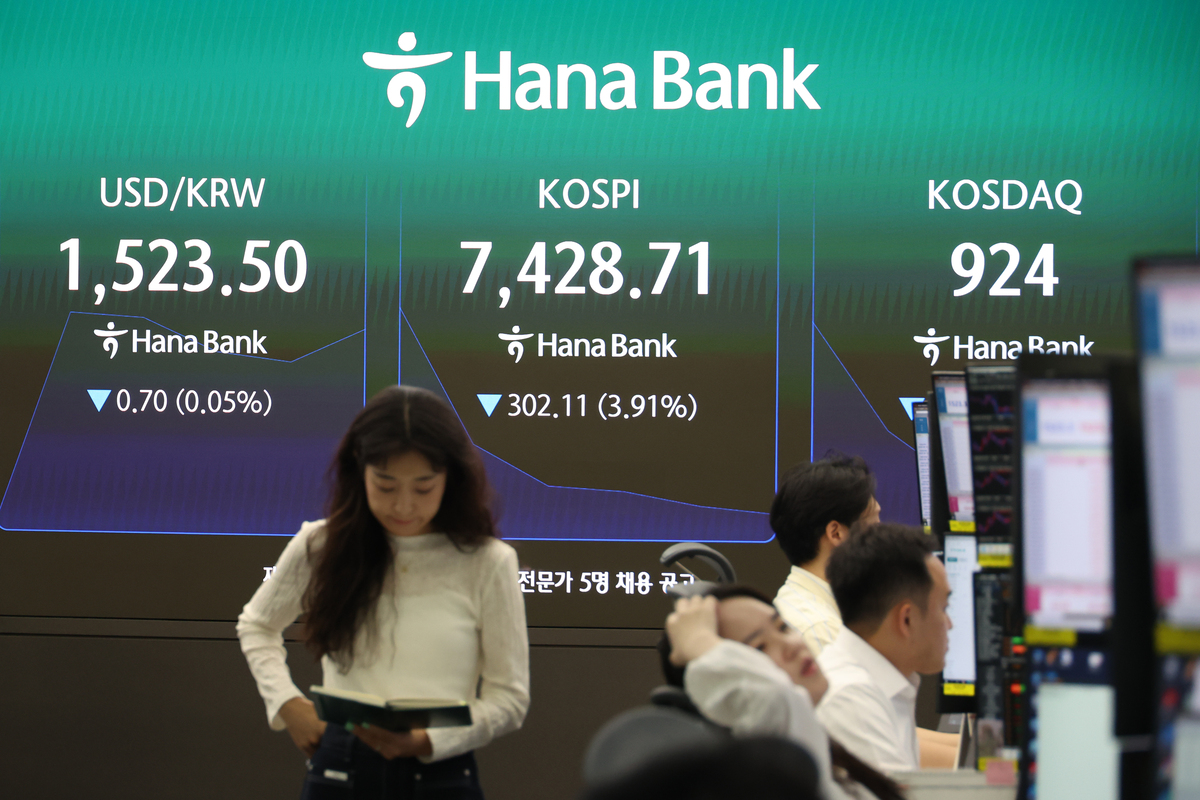 11일 오전 서울 하나은행 본점 딜링룸에서 관계자가 업무를 보고 있다. 뉴시스