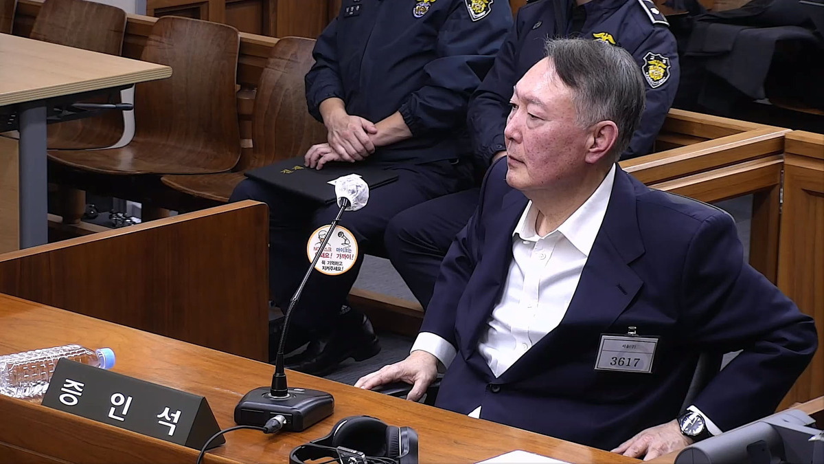 윤석열 전 대통령이 지난해 서울 서초구 서울중앙지법에서 열린 내란방조, 위증 등 혐의 한덕수 전 국무총리 10차 공판에 증인으로 출석해있다. 서울중앙지방법원 제공