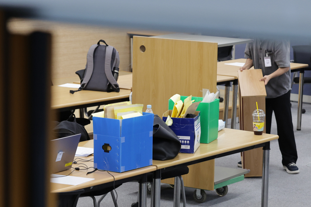 6·3 지방선거 투표지 부족사태 사건을 수사 중인 서울경찰청 광역범죄수사대 관계자들이 지난 11일 오후 경기도 과천시 중앙선거관리위원회 상황실에서 압수수색을 하고 있다. 뉴시스