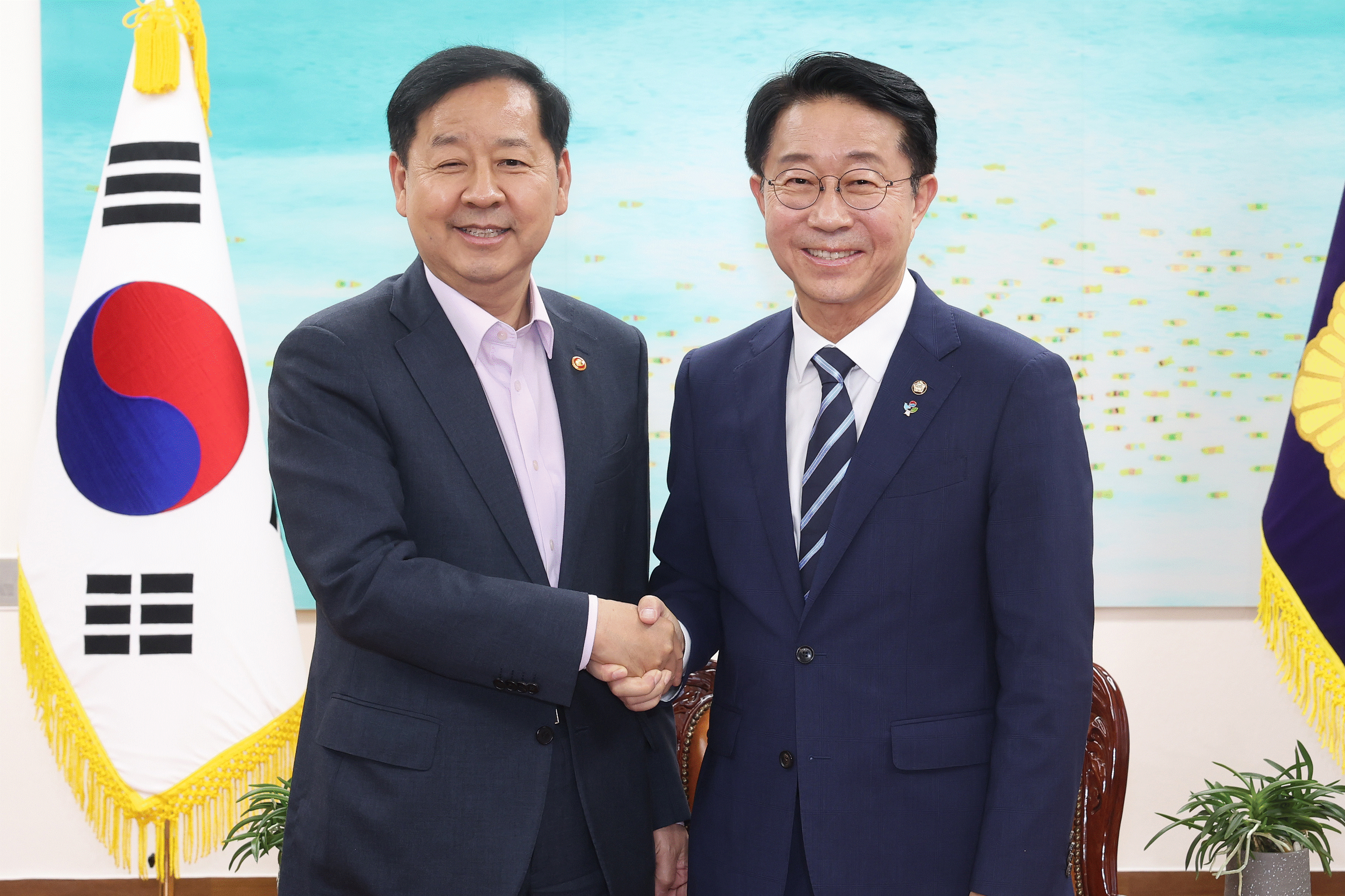 조정식 국회의장은&nbsp;15일 오후 국회 집무실에서 구윤철 경제부총리 겸 재정경제부 장관만나 악수를 나누고 있다.
