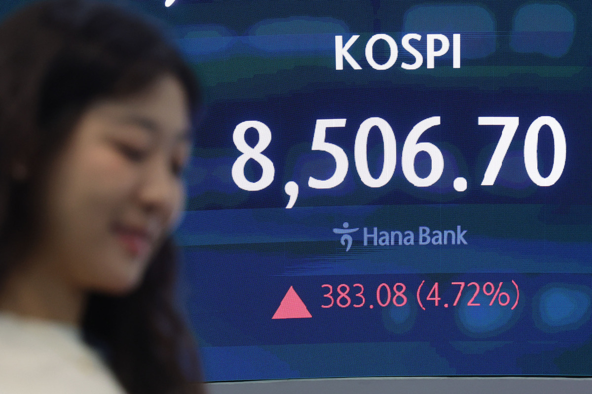 15일 오전 서울 중구 하나은행 딜링룸에서 딜러들이 업무를 보고 있다. 뉴시스