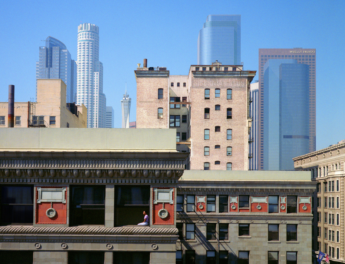 ©Wim Wenders, Woman in the Window, Los Angeles, USA 1999 from the exhibition: Two Pairs of Eyes. Photographs by Donata and Wim Wenders, Ernst Leitz Museum, Wetzlar 2026.&nbsp;사진=라이카 카메라 코리아
