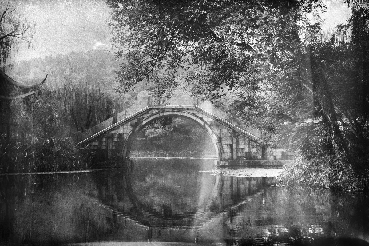 ©Donata Wenders, The Bridge, Hangzhou, China 2024 from the exhibition: Two Pairs of Eyes. Photographs by Donata and Wim Wenders, Ernst Leitz Museum, Wetzlar 2026. 사진=라이카 카메라 코리아