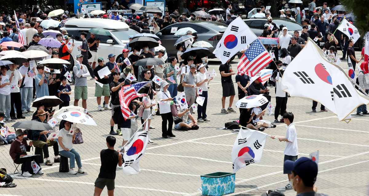 제9회 전국동시지방선거 투표용지 부족 사태에 항의하며 개표소 봉쇄 시위를 이어가고 있는 14일 서울 송파구 올림픽공원 핸드볼경기장에 설치된 개표소 앞에서 시민들이 구호를 외치고 있다. 2026.06.14.&nbsp; 사진&nbsp;= 뉴시스