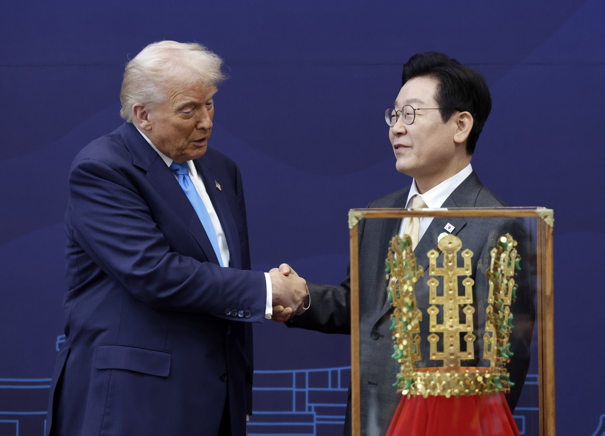 지난해 10월 28일 경북 경주박물관에서 이재명 대통령이 도널드 트럼프 미국 대통령에게 ‘금관 모형'을 선물한 후 악수하고 있다. 뉴시스