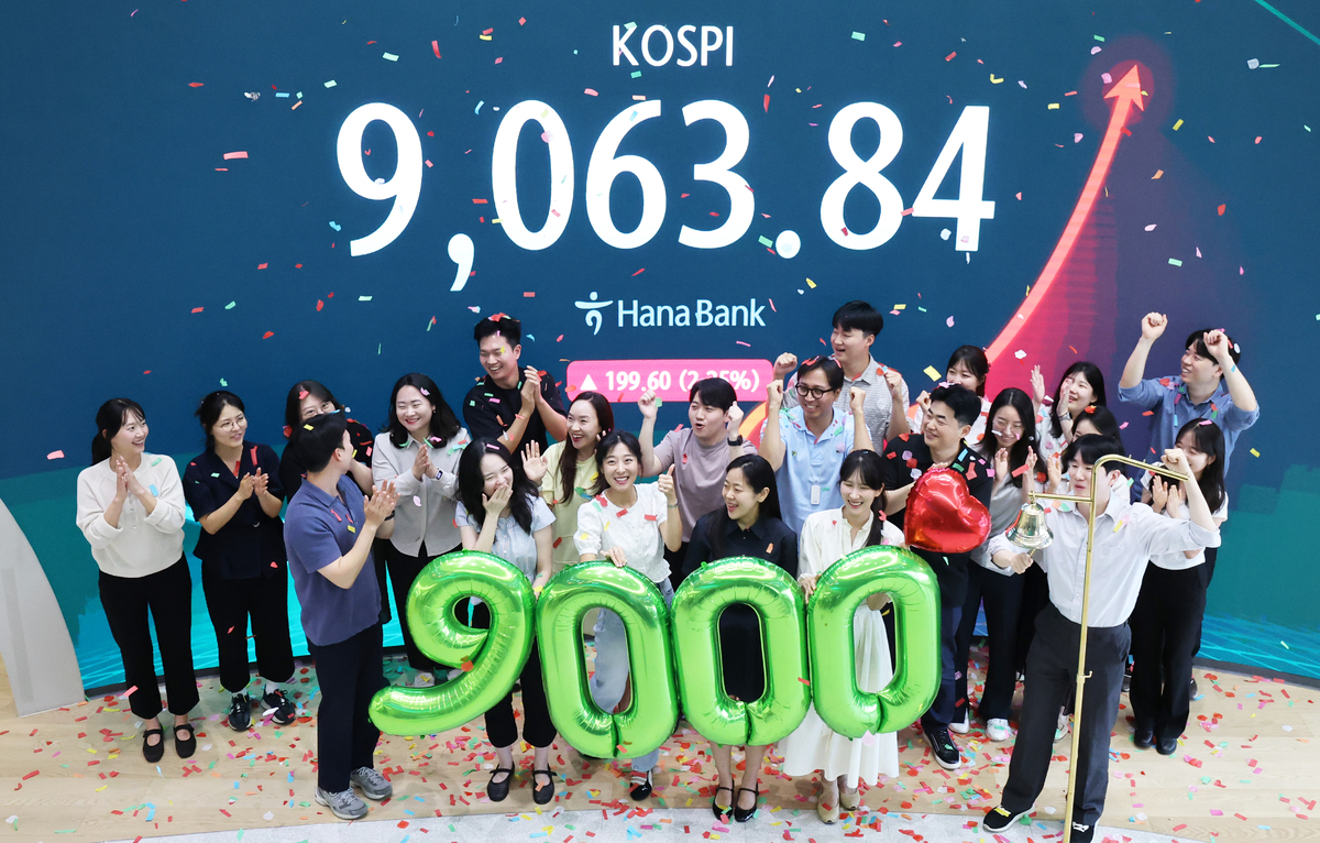 코스피가 사상 첫 9000을 돌파하며 한국 자본시장 역사를 새로 썼다. 18일 서울 중구 하나은행 본점 하나인피니티서울에서 직원들이 코스피 9000 돌파 기념 타종 세리머니를 하고 있다. 뉴시스