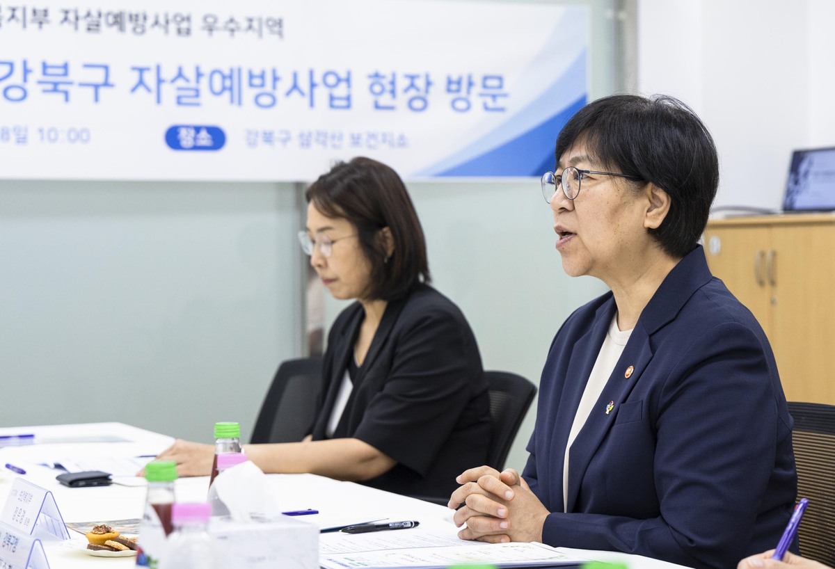 정은경 보건복지부 장관이 18일 오전 서울 강북구 삼각산 보건지소를 방문해 지방자치단체 자살예방정책 추진 현황을 점검하고 있다.&nbsp; 사진&nbsp;= 뉴시스