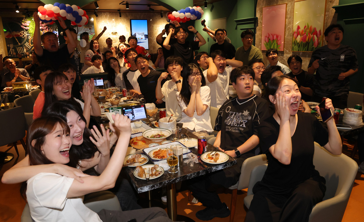 2026 북중미 월드컵 조별리그 A조 대한민국과 멕시코의 경기가 열린 19일 서울 중구 BBQ치킨 을지로입구점에서 시민들이 스크린으로 중계방송을 지켜보며 응원하고 있다. 뉴시스