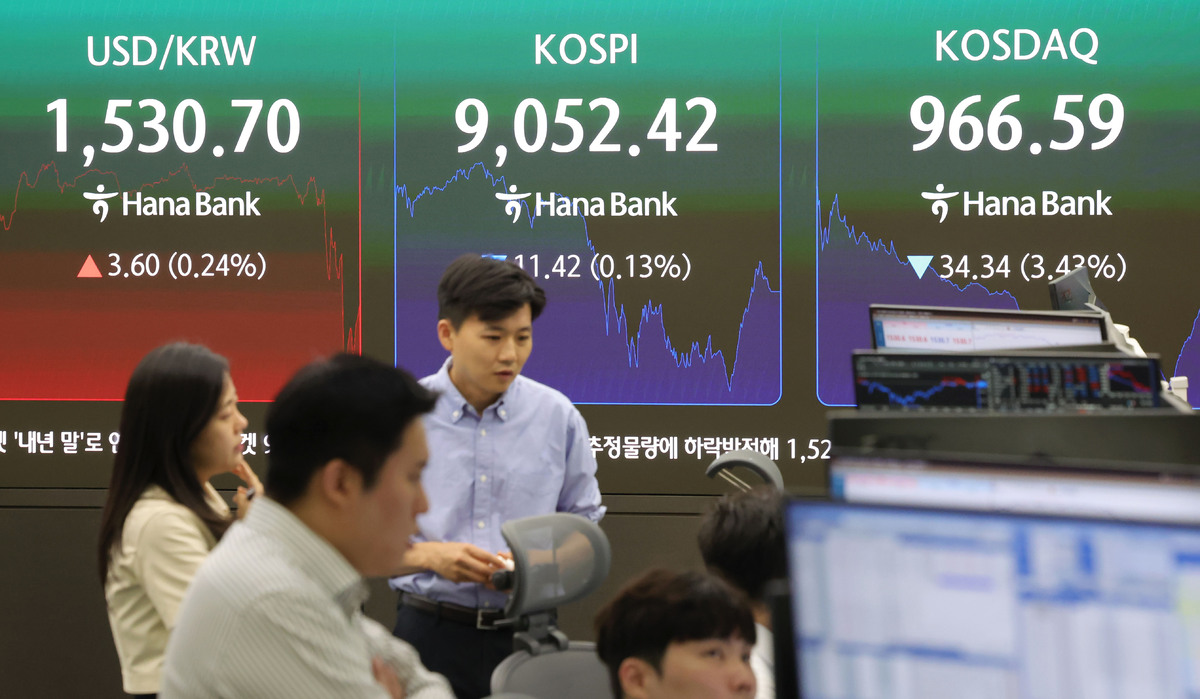 19일 오후 서울 중구 하나은행 딜링룸 전광판에 지수가 표시되고 있다. 뉴시스