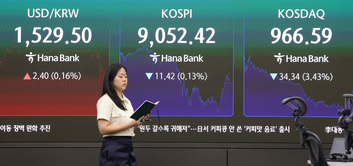 지난 19일 오후 서울 중구 하나은행 딜링룸 전광판에 지수가 표시되고 있다. 이날 서울 외환시장에서 원·달러 환율은 전 거래일(1527.1원)보다 0.1원 내린 1527.0원에 주간 거래를 마감했다. 뉴시스
