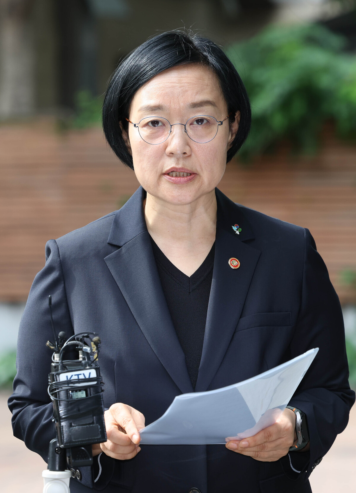 국무총리 후보자로 지명된 한성숙 중소벤처기업부 장관이 22일 서울 종로구 금융감독원 연수원에 마련된 인사청문회 준비사무실로 출근하며 ‘모두의 창업’&nbsp;합격자 5000명의 개인정보와 창업 아이디어가 유출된 사고와 관련 입장 발표를 하고 있다. 뉴시스