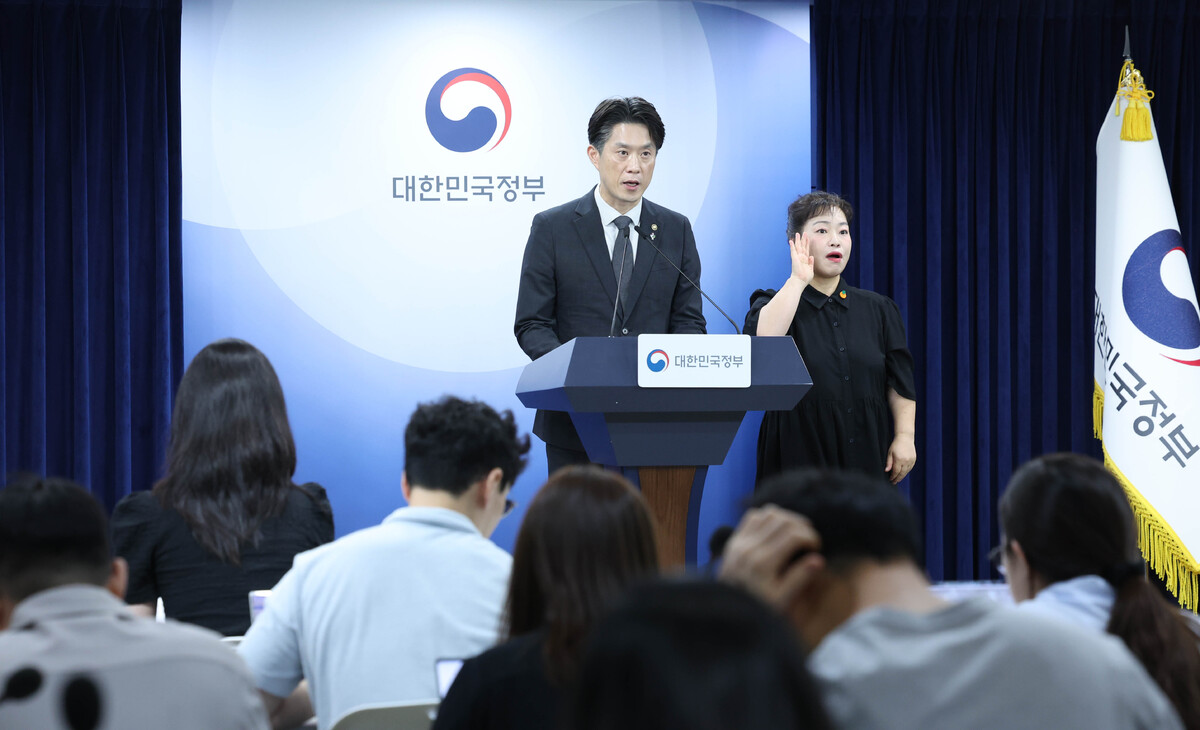 노용석 중소벤처기업부 1차관이 22일 오후 서울 종로구 정부서울청사에서 '모두의 창업' 합격자 5000명의 개인정보와 창업 아이디어가 유출된 사고와 관련, 진행 현황 및 향후 운영 방향을 발표하고 있다. 뉴시스