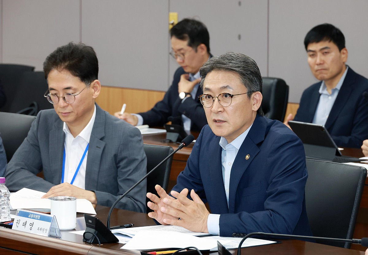 권대영 금융위원회 부위원장이 23일 오전 서울 종로구 정부서울청사에서 개최한 자본시장 인프라 혁신 TF Kick-off 회의에서 정부·유관기관·전문가들과 전문성과 현장의 목소리를 공유하고, 향후 안정적인 인프라 ·제도 설계에 있어 중추적 역할을 수행하기 위해 ‘자본시장 인프라 혁신 TF’의 핵심 운영 방향을 제시했다. 금융위&nbsp;제공