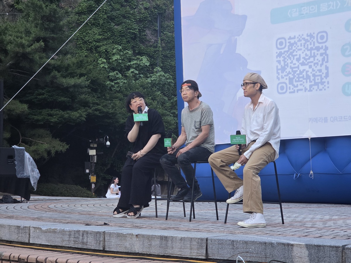 길 위의 뭉치의 오성윤 감독(오른쪽)과 내레이션으로 참여한 박철민 배우가 무대인사를 하고 있다. 박재림 기자