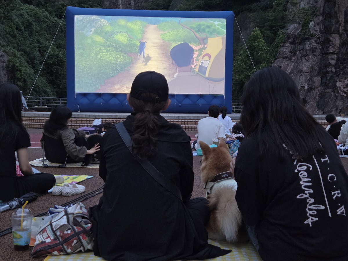반려견 동반 영화 상영회를 찾은 반려가족들이 ‘길 위의 뭉치’를 같이 관람하고 있다. 박재림 기자