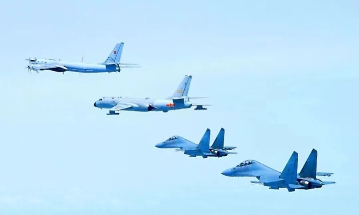 2022년 5월24일 중러 양국이 합동 비행훈련을 실시하는 과정에서 중국 훙(H)-6K 폭격기, 러시아 Tu-95MS 전략폭격기, 중국 젠(J)-16 전투기 등이 나란히 비행하는 모습. 뉴시스