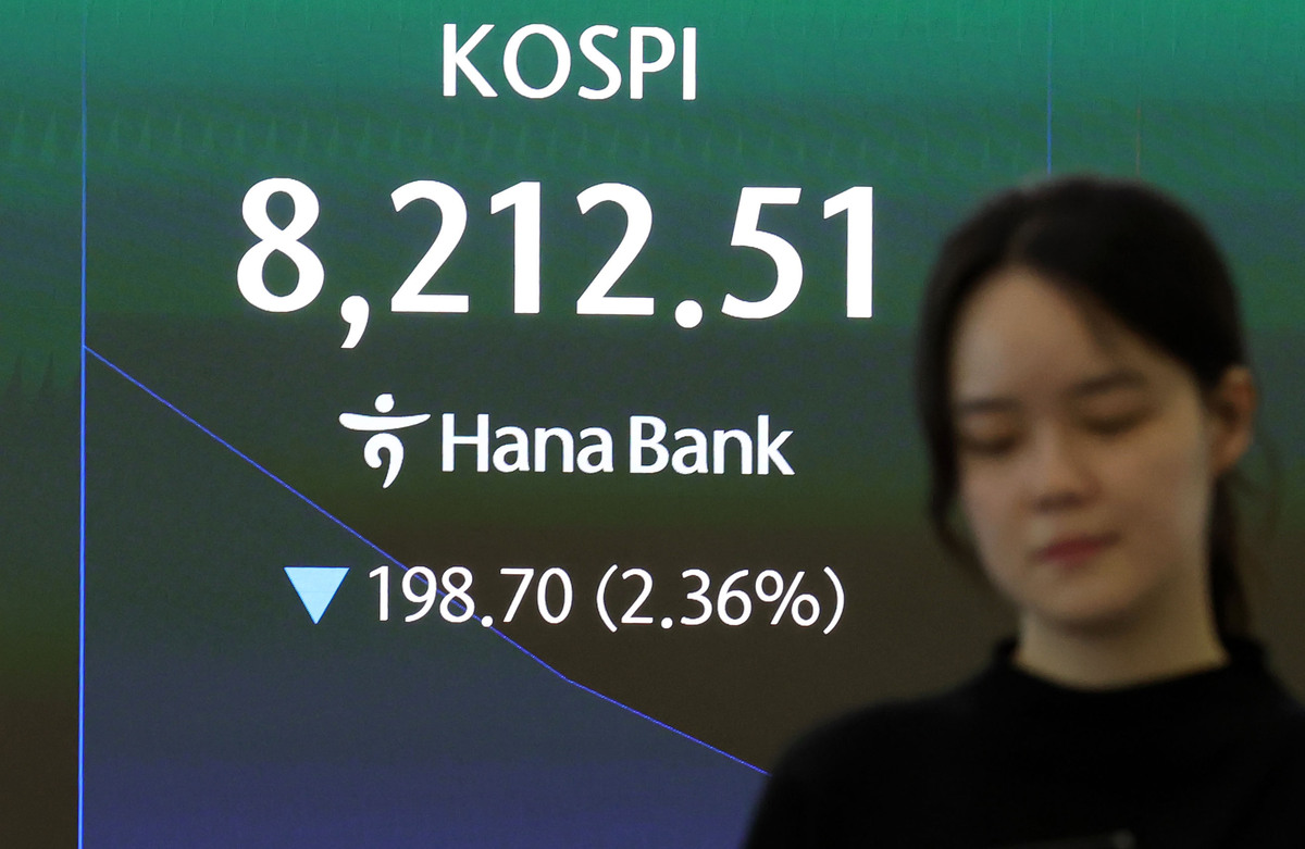 코스피가 전 거래일보다 117.12포인트(0.91%) 내린 8334.28에 개장한 29일 오전 서울 중구 하나은행 딜링룸 전광판에 지수가 표시되고 있다. 뉴시스