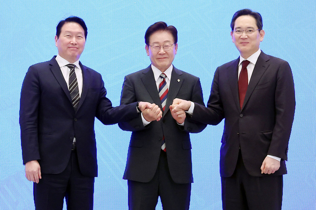 이재명 대통령과 이재용(오른쪽) 삼성전자 회장, 최태원 SK 회장이 29일 청와대 영빈관에서 열린 ‘대한민국 대도약 3대 메가프로젝트 국민보고회'에서 기념촬영을 하고 있다.&nbsp;뉴시스