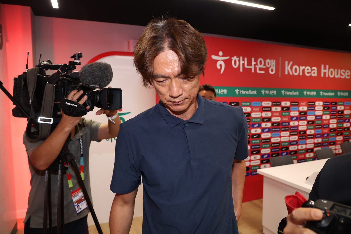 28일(현지 시간) 홍명보 축구 국가대표팀 감독이 북중미 월드컵 32강 진출 실패 관련 입장발표 기자회견을 마치고 이동하고 있다. 사진=뉴시스