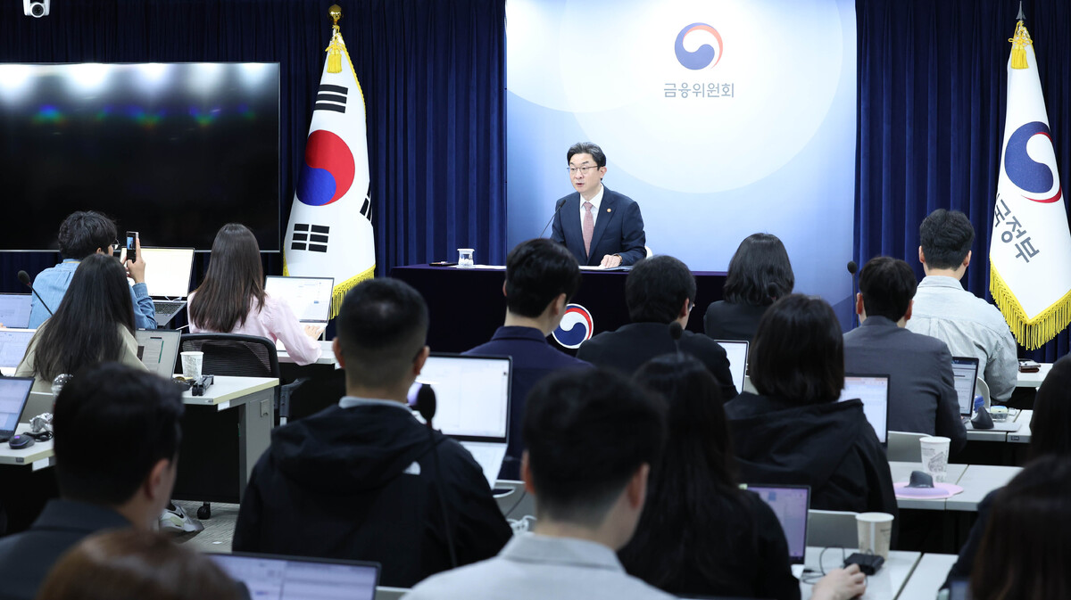 이억원 금융위원장이 지난 5월 21일 정부서울청사에서 열린 기자간담회에서&nbsp;코스닥 승강제 도입과 관련해&nbsp;“시장 내 구분을 통해 혁신과 시장 신뢰를 동시에 높일 수 있는 긍정적 측면이 있다”고 말했다. 뉴시스