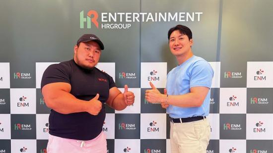 HR엔터테인먼트 심하늘 총괄이사(오른쪽)와 넷플릭스 인기 예능 ‘피지컬:100’에서 인상적인 활약을 펼친 하제용(왼쪽)이 피지컬 크리에이터 계약 체결을 기념해 포즈를 취하고 있다. 사진=HR엔터테인먼트 제공