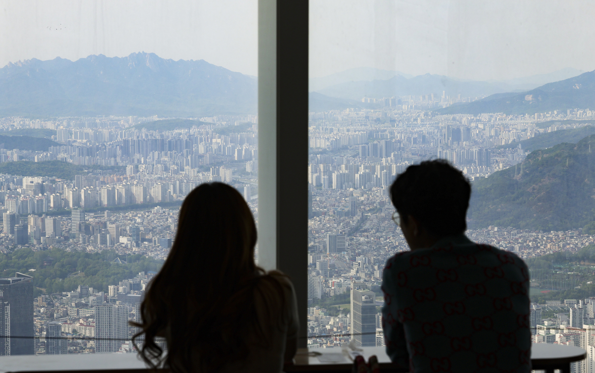 서울 송파구 롯데월드타워 스카이라운지에서 강북지역 아파트 단지 모습이 보이고 있다. 뉴시스